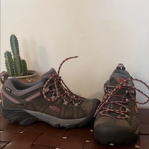 Like New Keen Gray and Brown Hiking Sneakers with coral Details